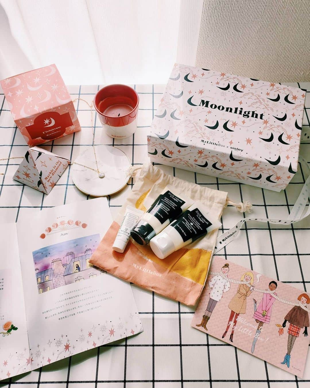 のインスタグラム：「@my_little_box_japan 💗  SISLEYのシャンプーとコンディショナーとスキンケア(@sisleyparisofficial ) ネックレスとキャンドルと Bookが入ってました🎁  届く前からなにが来るか楽しみで 開けたら好きなものが詰まっていて わくわくしました😍  毎月テーマを変えてBOXをお届けしてくれるサービスなんだけど パリで今流行ってるものや厳選されたコスメが入ってるんだって🇫🇷  こういう楽しみがあると 生活の質があがると思いました(･ω･)💗 わくわくするの大事💐  キャンドルすでに毎日使ってるからだいぶ減ってるね(笑)🕯️  #mylittlebox #sisley #サプライズ #パリ #フランス #コスメ #Beauty #キャンドル #シャンプー #コンディショナー #スキンケア #美容 #丁寧な暮らし #パリジェンヌ #ネックレス #moon #moonlight #candle #キャンドルのある暮らし #サブスク #毎月の楽しみ #cosmetic #コスメオタク」