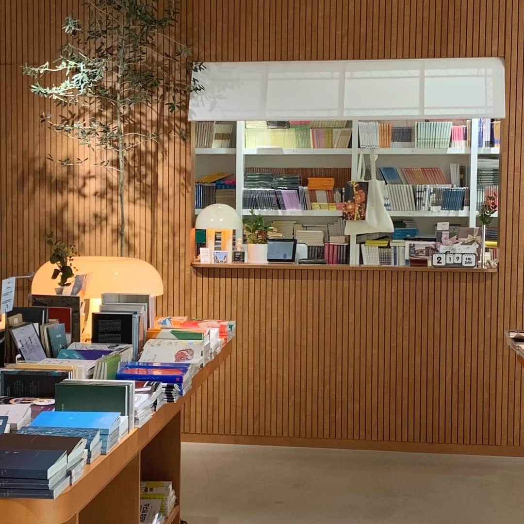 ➕NACOのインスタグラム：「“日常非日常の隙間”という LGが企画したコンセプトストアの中にある本屋さん📚 入るときには会員登録が必要で ちょっとめんどくさいけど、 中は本当に素敵な空間🤍🤍 江南のオアシス🦢」