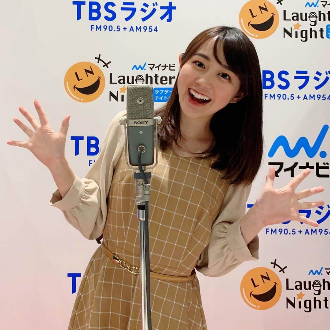 若林有子さんのインスタグラム写真 - (若林有子Instagram)「. 今日は「マイナビラフターナイト」オンエア争奪ライブでした！ 月に1度の笑い溢れる楽しい土曜日！  芸人の皆さんが漫才の時に使うサンパチマイクの前で 写真を撮ってもらいました😁🎙  #このマイクで笑わせるってすごいなぁと #初めて前に立ちました！ #来月分の観覧申し込みも始まってます🙆‍♀️  #マイナビラフターナイト #ラフターナイト #若手芸人 #お笑い #TBSラジオ #若林有子 #アナウンサー」2月20日 20時36分 - wakabayashiyuko_