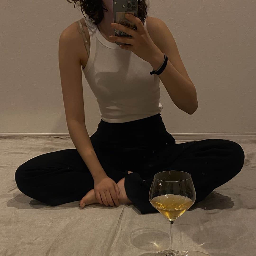青山ケイトのインスタグラム：「10 points if you can guess what I’m drinking 🥂」