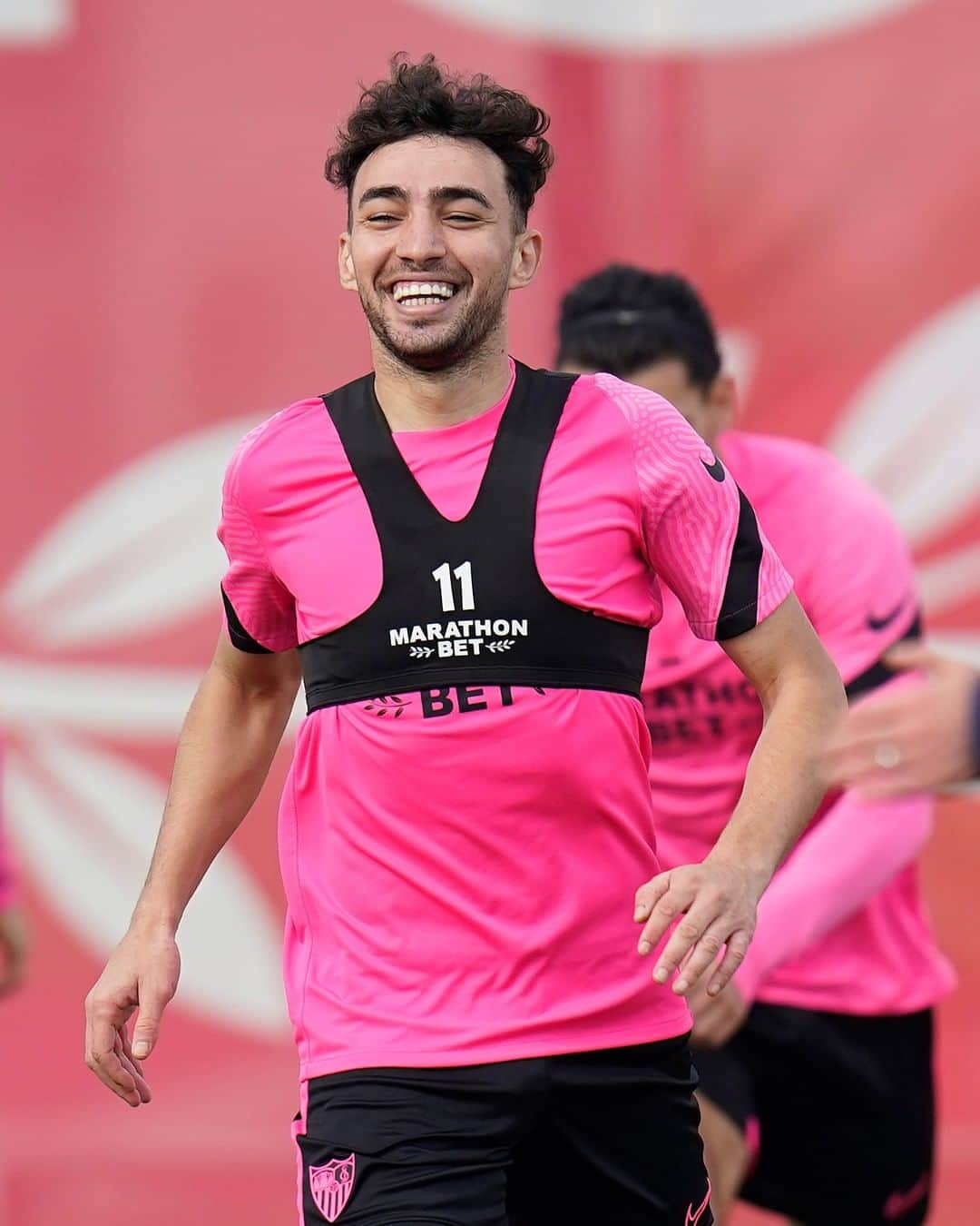 セビージャFCさんのインスタグラム写真 - (セビージャFCInstagram)「😁 Saturday feelings ⚽ 🇲🇦  #wearesevilla #nuncaterindas #sevillafc #sevilla #saturday #smile #bono #munir」2月20日 20時38分 - sevillafc