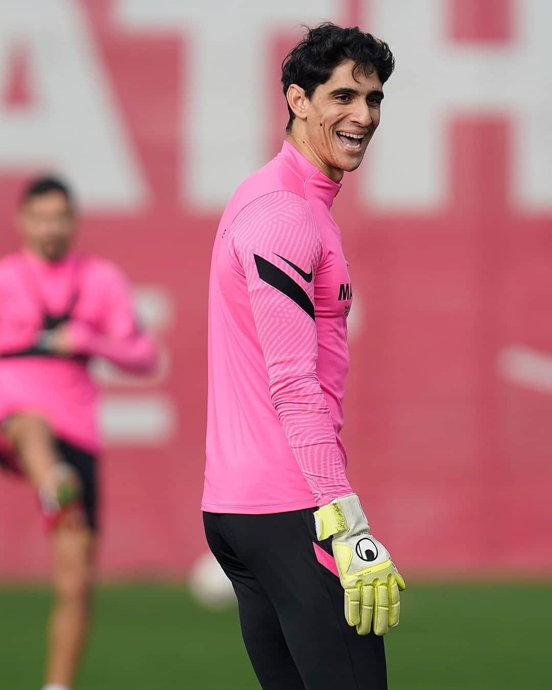 セビージャFCのインスタグラム：「😁 Saturday feelings ⚽ 🇲🇦  #wearesevilla #nuncaterindas #sevillafc #sevilla #saturday #smile #bono #munir」