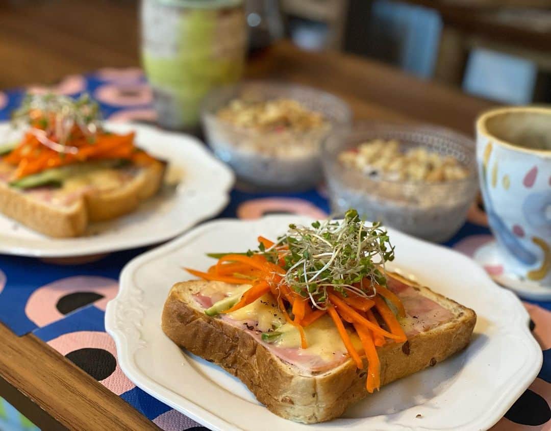 YU-U（工藤由布）のインスタグラム：「日曜日の朝ごパン🍞🍴#uごはんたち アスパラベーコン🥓チーズ🧀ラペ🥕トースト🍞 モリモリ食べて今日もたくさんの笑顔を届けるぞ😉」