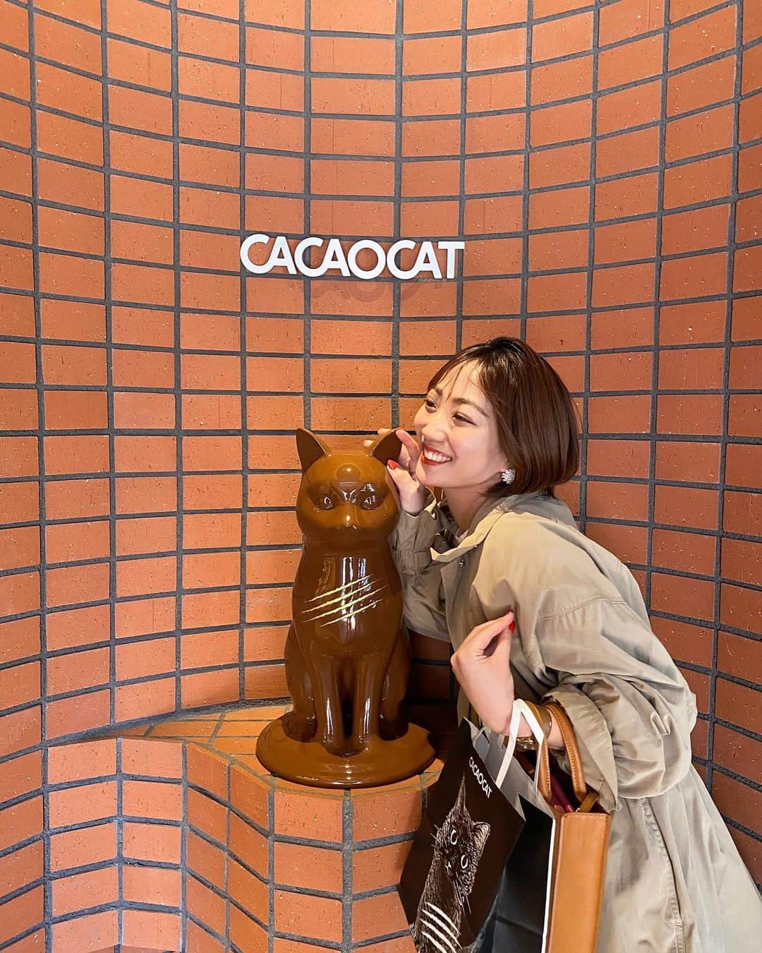 小川奏さんのインスタグラム写真 - (小川奏Instagram)「﻿ おはようございます☀ 猫🐈ちゃんとパシャリ✨﻿ 昨日大好きな #庭園美術館 に行く途中に見つけてチョコレート屋さん❣️﻿ 🍫#cacaocat  可愛かったぁぁ😆﻿ ﻿ 今日から！#ミスオブミス2021 決勝が始まります🔥﻿ ﻿ 【2/21 12:00~2/27 23:59】﻿ ﻿ 私にとって最後のミスコン﻿ 一週間、大切に、皆様と楽しんで悔いのないよう頑張りたいと思います😊﻿ ﻿ 審査対象は、﻿ 🌼毎日の投票﻿ 🌼TwitterのRT ﻿ 🌼mysta﻿ ﻿ 1人でも多くの方のお力が必要です！周りの方も巻き込んで、皆様、#小川奏 の応援お願いします🙏🏻  #ミスオブミス #ミスコンファイナリスト #ミスコン #女子大生 #トレンチコート #ワンピース #cocodeal #ショートヘア #ショートカット #サロモ #美術館好きな人と繋がりたい #美術館巡り #美術館好き」2月21日 7時28分 - kana_missg2020