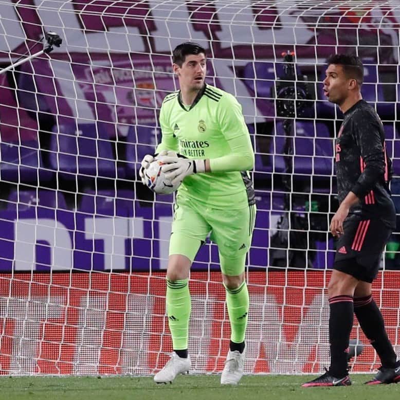 ティボ・クルトゥワのインスタグラム：「Victoria muy trabajada para seguir en la lucha por #LaLiga. Queda mucho y hay que seguir peleando! #HalaMadrid 🤍」
