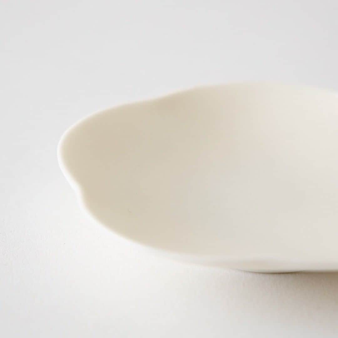 Komerco-コメルコ-さんのインスタグラム写真 - (Komerco-コメルコ-Instagram)「. 梅の季節にぴったり 上品な白磁小皿  2回焼成することによって出るマットな質感、ガラスのような透明感のある器です😊  シンプルで飽きのこないデザインなので、ちょっとした副菜やピクルス、フルーツにもぴったり。  しっとりとした質感は食卓を上品に華やかにしてくれますね。  おもてなしやギフトにも喜ばれそう♪  ------------------------------- studio bwanji／梅のかたちの白い磁器の小皿 https://komer.co/products/lCBSFabsvNrhcKUZRrWY  ▷こちらの作品はKomercoアプリとWebサイトでクリエイターから直接ご購入いただけます。 ホーム画面の検索窓で「studio bwanji」と検索してください🔎  ▷Web版はプロフィールリンクから📲 @komerco_official  ▷iOS版アプリのダウンロードはAppStoreにて「Komerco」または「コメルコ」と検索🔎 -------------------------------  #komerco #コメルコ #cookpad #クックパッド #komercoごはん #料理をもっと楽しく #おうちごはんを楽しもう #おうちごはん #instafood #foodpic #cookinglove #手しごと #komercoクラフト #クラフト #手作り #一点物 #studiobwanji #小皿 #梅皿 #春  #おもてなし #白い器 #梅の花 #輪花  #ギフト #白磁 #花皿」2月21日 7時30分 - komerco_official