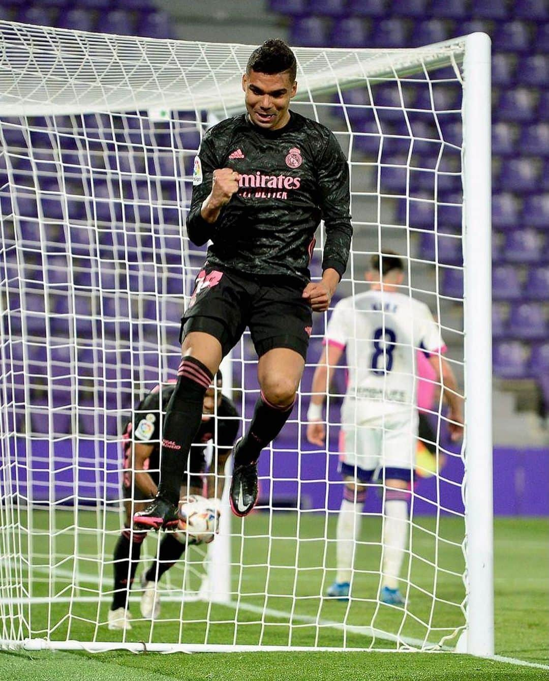 カゼミーロさんのインスタグラム写真 - (カゼミーロInstagram)「Impresionante la lucha y la entrega de este equipo. ¡A por más! ➕3️⃣⚽💪🏽   #HalaMadrid #RealMadrid #ValladolidRealMadrid #RMLiga」2月21日 7時34分 - casemiro