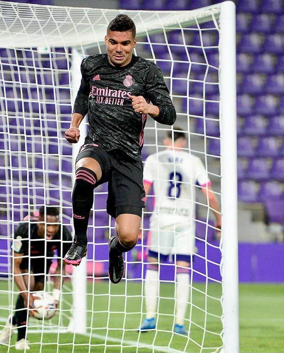 カゼミーロさんのインスタグラム写真 - (カゼミーロInstagram)「Impresionante la lucha y la entrega de este equipo. ¡A por más! ➕3️⃣⚽💪🏽   #HalaMadrid #RealMadrid #ValladolidRealMadrid #RMLiga」2月21日 7時34分 - casemiro