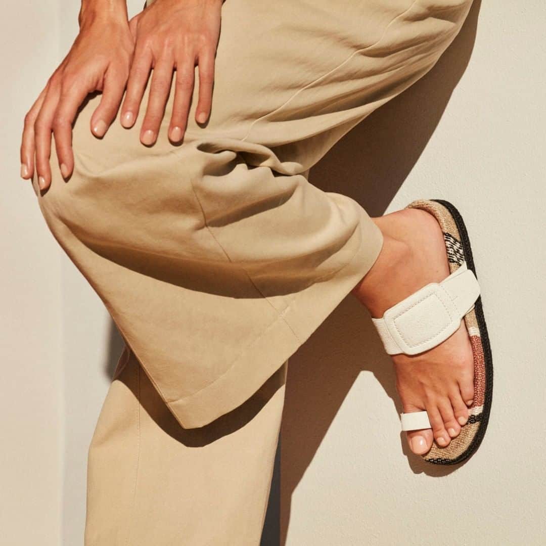 ペドロガルシアのインスタグラム：「A textured silhouette with a Southwestern vibe. Style: Ayla/ ‘faux’ buckle toe ring in chalk castoro suede. #pedrogarciashoes #madeinspain」