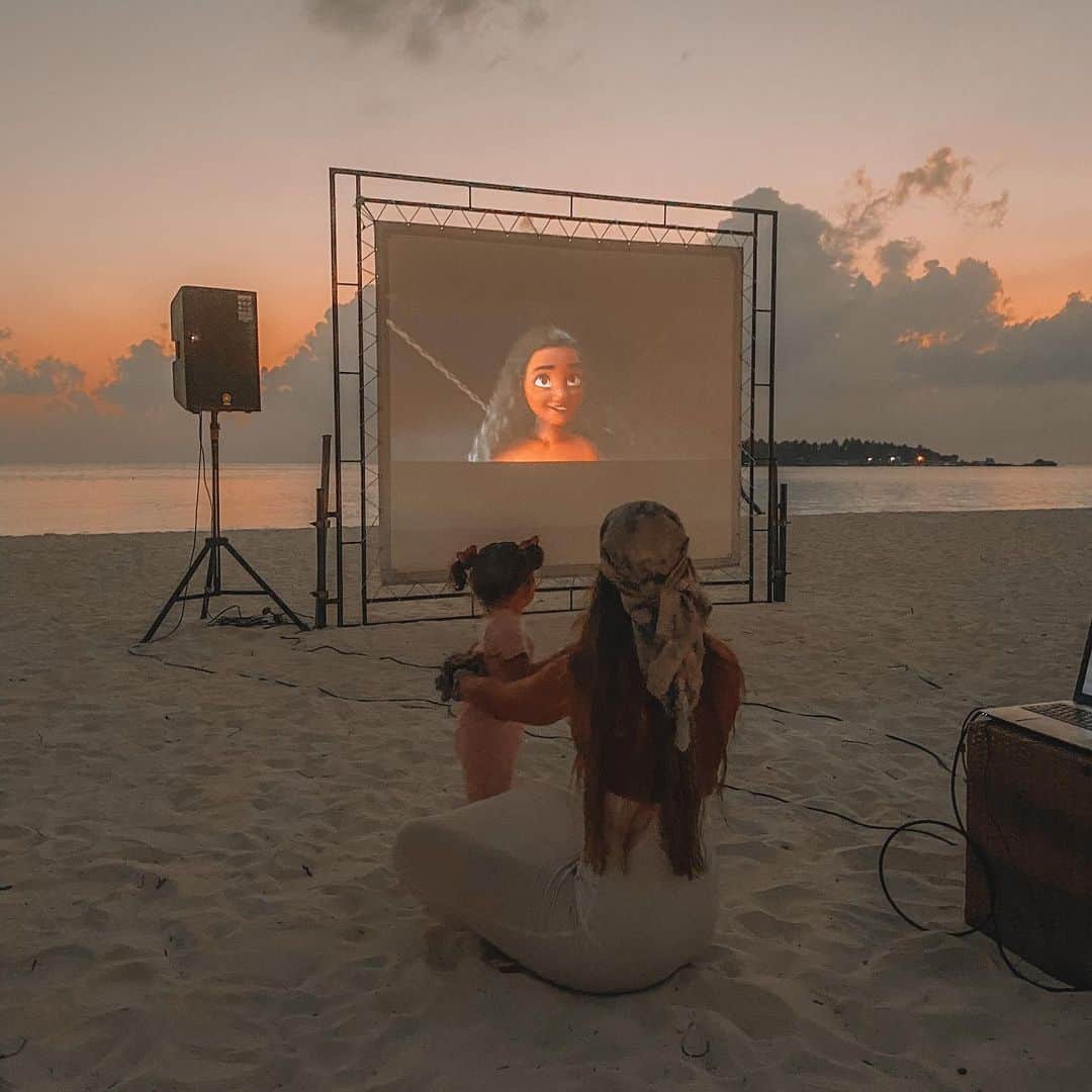 エイミー・ウィラートンのインスタグラム：「Too cute not to post ... @kihaa.maldives organised this for her on our last #sunset #beachmovie #Moana 🌅」