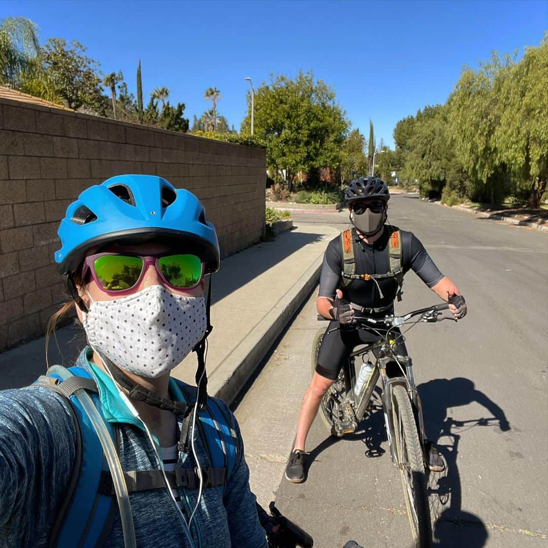 ケイティー・ルクレールのインスタグラム：「Beat down by the wind, but made it happen anyway. @vkro_ crushed the climbs!! #adventuremobile #vroomvroom 🤘🏼🤪」