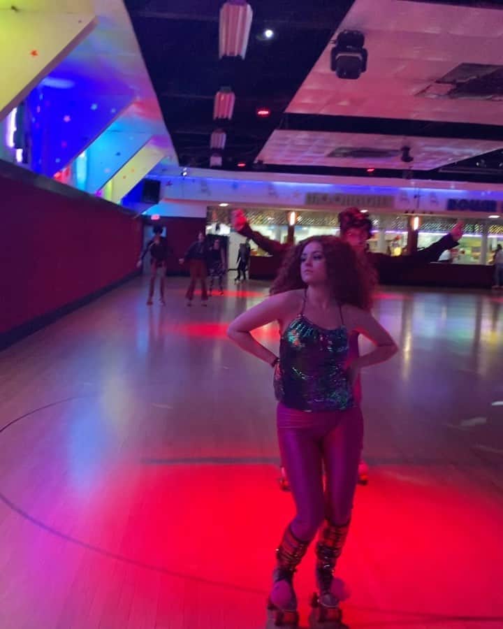 ヘイレイ・オランティアのインスタグラム：「Throwback to the funnest party ever! It’s hard to top a 70’s themed skating party with a group of my favorite people! This was right before the pandemic and, boy, was it a way to go out! 💜✨」
