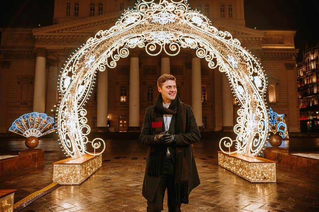 アレクサンドル・エンベルトのインスタグラム：「Театры Москвы!🎭 ⠀ За время, пока я живу в Москве я посетил довольно много театров, начиная от больших ( один из них за моей спиной😉) заканчивая самыми маленькими, в которых было всего пять рядов кресел!🤗 ⠀ Конечно, Большой, наверное, мой любимый в Москве! Очень красивый, величественный и внутри, и снаружи! А какой там оркестр!🤩 ⠀ Очень нравится МДМ! "Спектакль о том, как банк грабили", "Очень смешная комедия о том, как шоу пошло не так", мюзикл "Шахматы" - вот мои любимые спектакли в этом театре! ⠀ Из последнего и необычного, понравился театр Crave! Современный взгляд на искусство! Красиво, тонко и со вкусом!😉 ⠀ Напишите ваши любимые театры или постановки, мы с Лесей как раз выбираем, куда бы сходить на 8 марта!🥰 ⠀  Photo by @marinabogumil ⠀ #театр #театрымосквы #кудасходитьвмоскве」