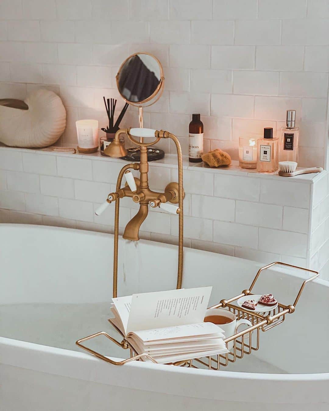 Anthropologieのインスタグラム：「Saturday night plans 🛁 Photo via @scraperka」