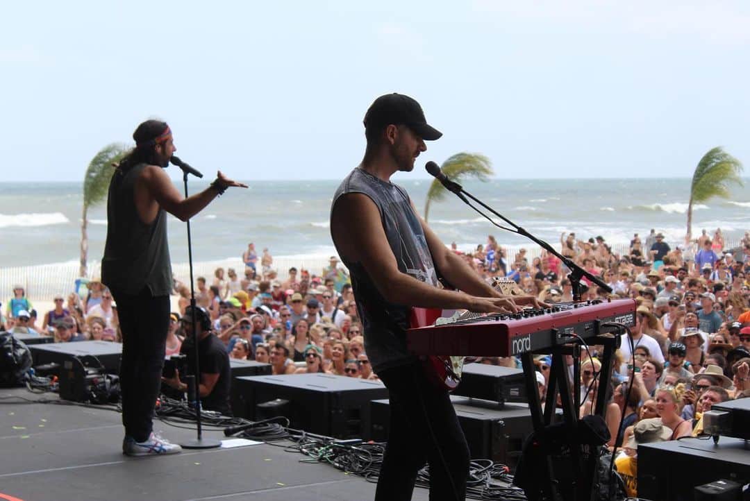 Magic!さんのインスタグラム写真 - (Magic!Instagram)「Going back to 2017 when we played the @hangoutfest on the beach in Gulf Shores, Alabama. Other bands that weekend included @mutemath @whoismgmt @weezer @twentyonepilots and fellow Canadians @thestrumbellas   Wish we could go back there right now!」2月21日 6時01分 - ournameismagic