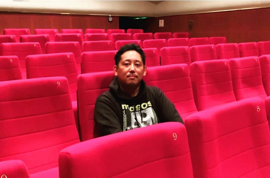 入江悠さんのインスタグラム写真 - (入江悠Instagram)「連続ドラマの撮影をしてます。 少しでもミニシアターのワクワク感をお伝えできればと、某映画館で撮影させて貰いました。 2/22に発表。」2月21日 6時03分 - u_irie