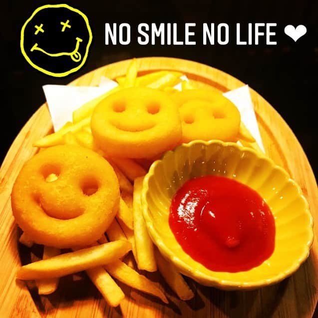 うまかもん九州料理 九州魂天王寺店のインスタグラム：「まいど九州魂（くすだま）天王寺店です！  只今、スマイリーくんサービス中！  あ、皮付きポテトも入れて3種ポテフラミックスってアリカモ？  明日も、ご来店お待ちしてます！  #阿倍野居酒屋 #阿倍野グルメ #天王寺グルメ #天王寺居酒屋 #B級グルメ #九州居酒屋 #博多もつ鍋 #九州魂天王寺 #ポテトフライ」
