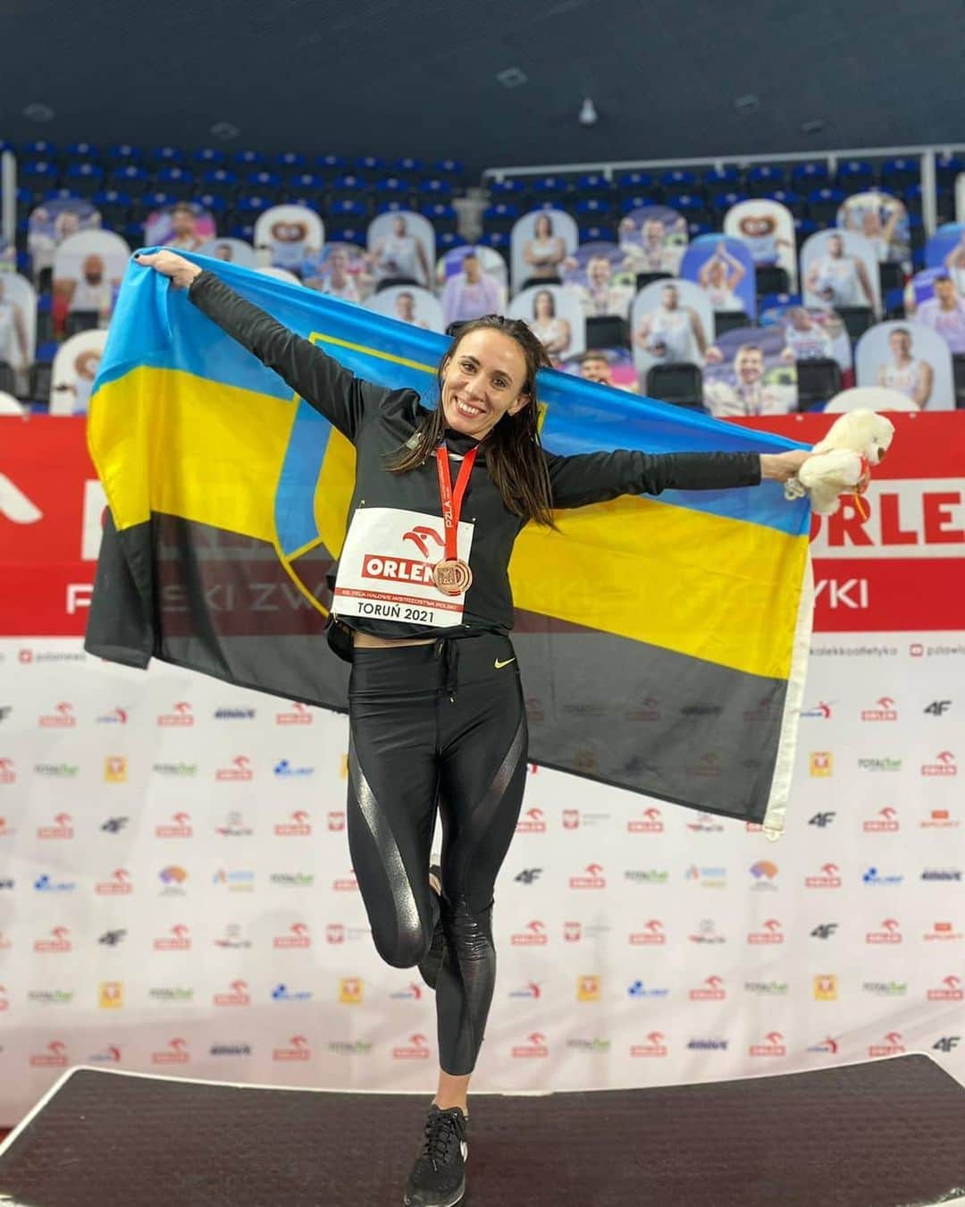 マリカ・ポポヴィッチュ・ドラパワのインスタグラム：「I hop na jednej nóżce 50 medal Mistrzostw Polski jest mój 💪🔥 Dziękuję Wam za wsparcie i motywację! I dziękuję tym dwóm Panom ze zdjęcia, że wytrzymują moje humorki😜 Siła jest w nas 💪🔥😂 #justdoyourjob」