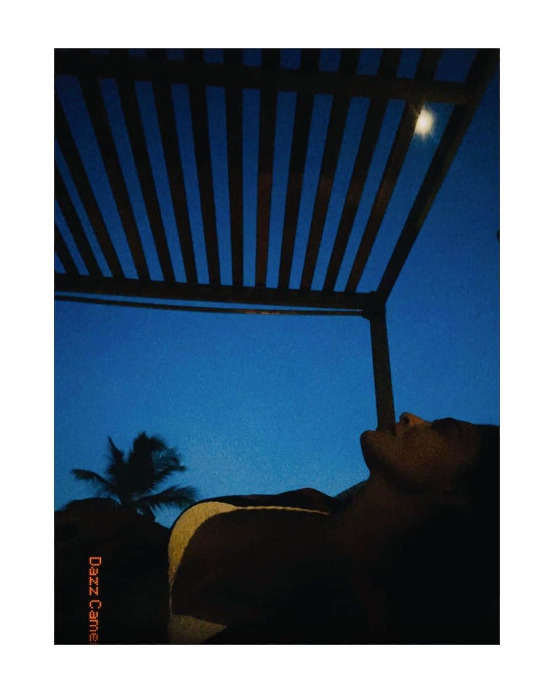 ジュリアナ・パエスのインスタグラム：「The moon and the... (have any ideas?)」