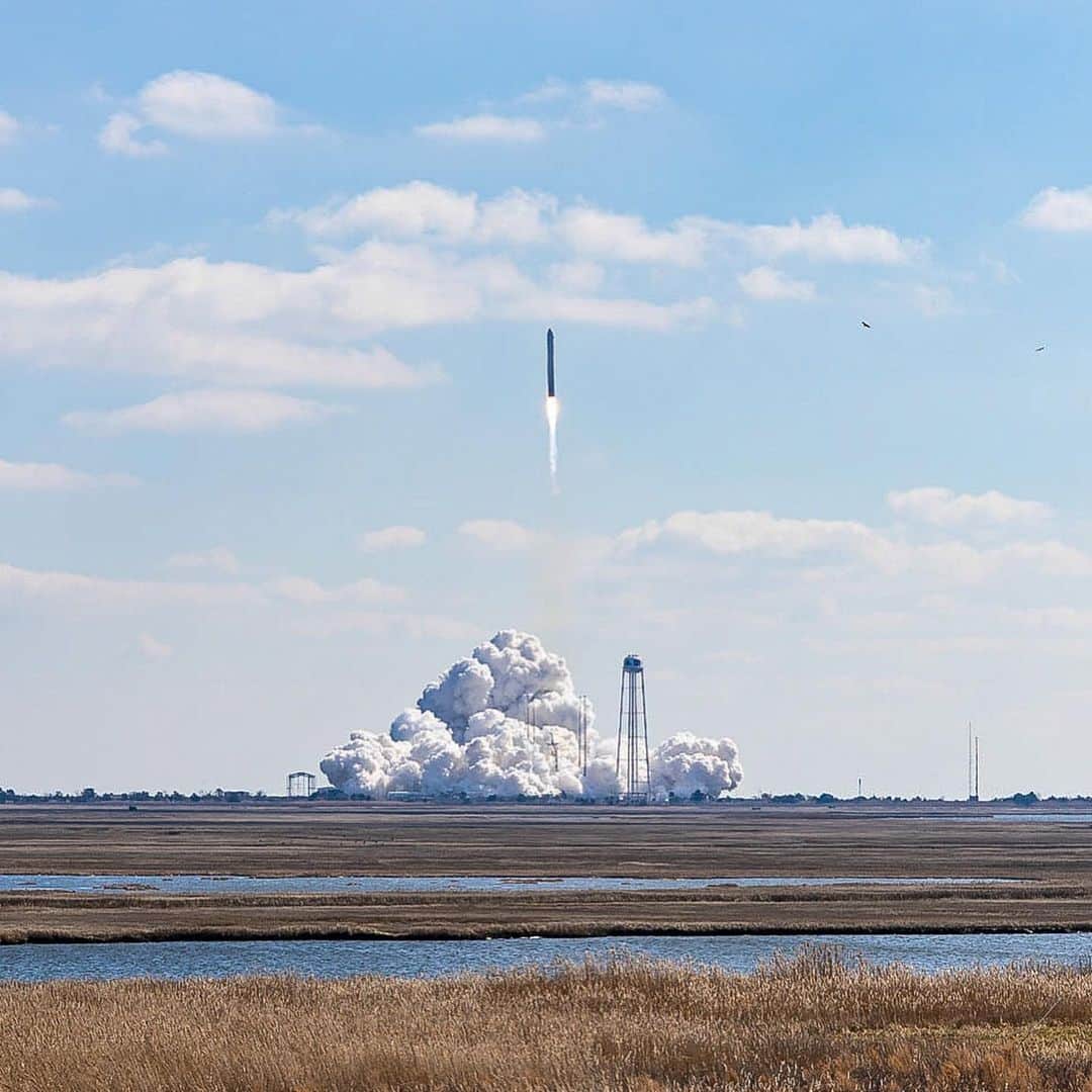 国際宇宙ステーションさんのインスタグラム写真 - (国際宇宙ステーションInstagram)「The Cygnus resupply ship's solar arrays deployed in space today about three hours after launching from Virginia. It is headed for a station capture Monday at 4:40 a.m. EST. #nasa #northropgrumman #cygnus #antares #wallops #virginia #unitedstates #cargo #rocket #international #space #station」2月21日 6時32分 - iss