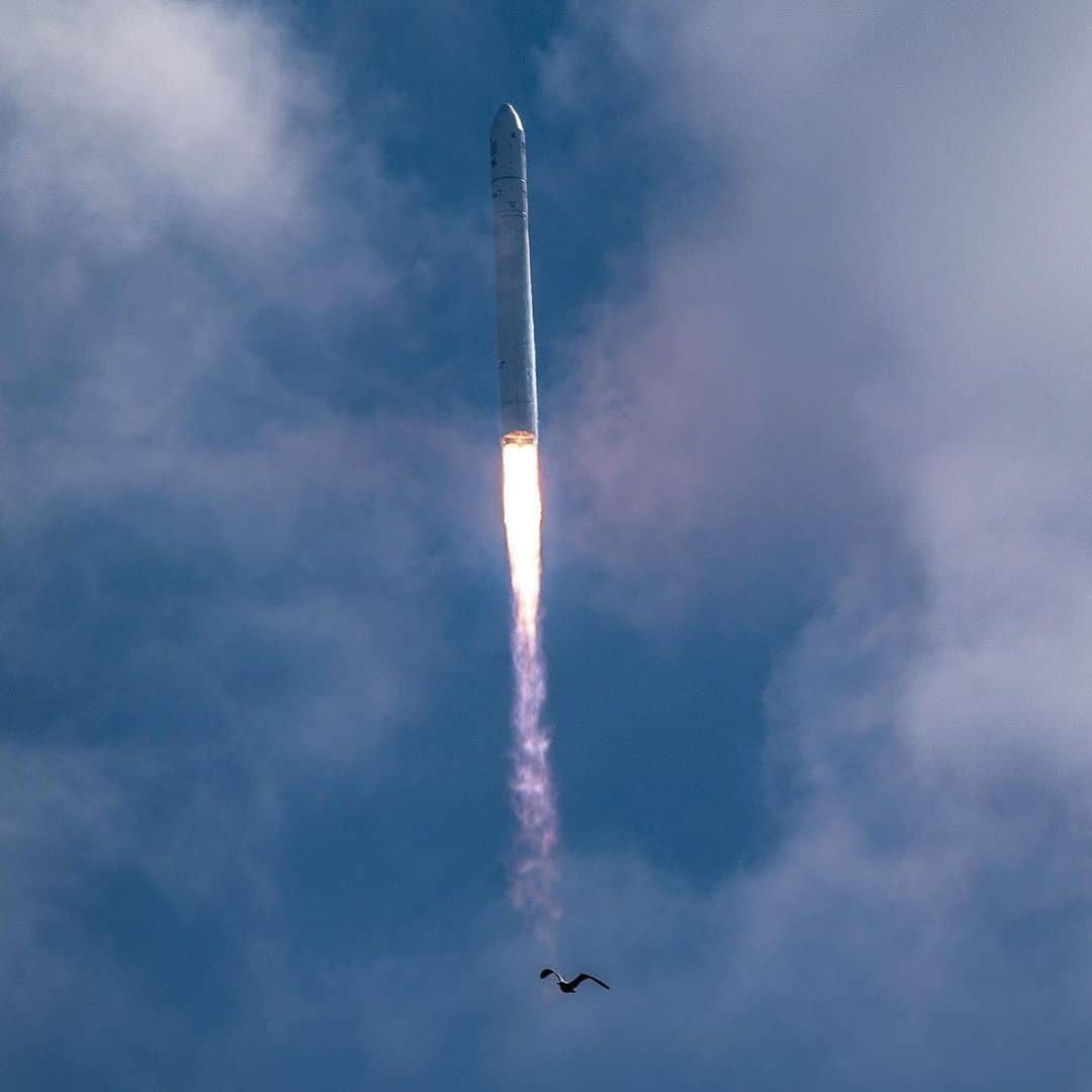 国際宇宙ステーションさんのインスタグラム写真 - (国際宇宙ステーションInstagram)「The Cygnus resupply ship's solar arrays deployed in space today about three hours after launching from Virginia. It is headed for a station capture Monday at 4:40 a.m. EST. #nasa #northropgrumman #cygnus #antares #wallops #virginia #unitedstates #cargo #rocket #international #space #station」2月21日 6時32分 - iss