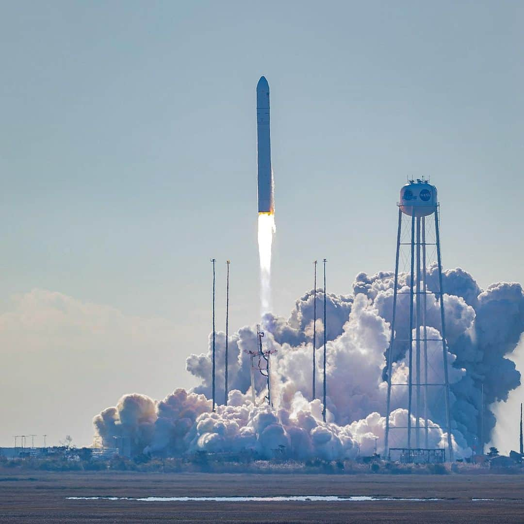 国際宇宙ステーションさんのインスタグラム写真 - (国際宇宙ステーションInstagram)「The Cygnus resupply ship's solar arrays deployed in space today about three hours after launching from Virginia. It is headed for a station capture Monday at 4:40 a.m. EST. #nasa #northropgrumman #cygnus #antares #wallops #virginia #unitedstates #cargo #rocket #international #space #station」2月21日 6時32分 - iss