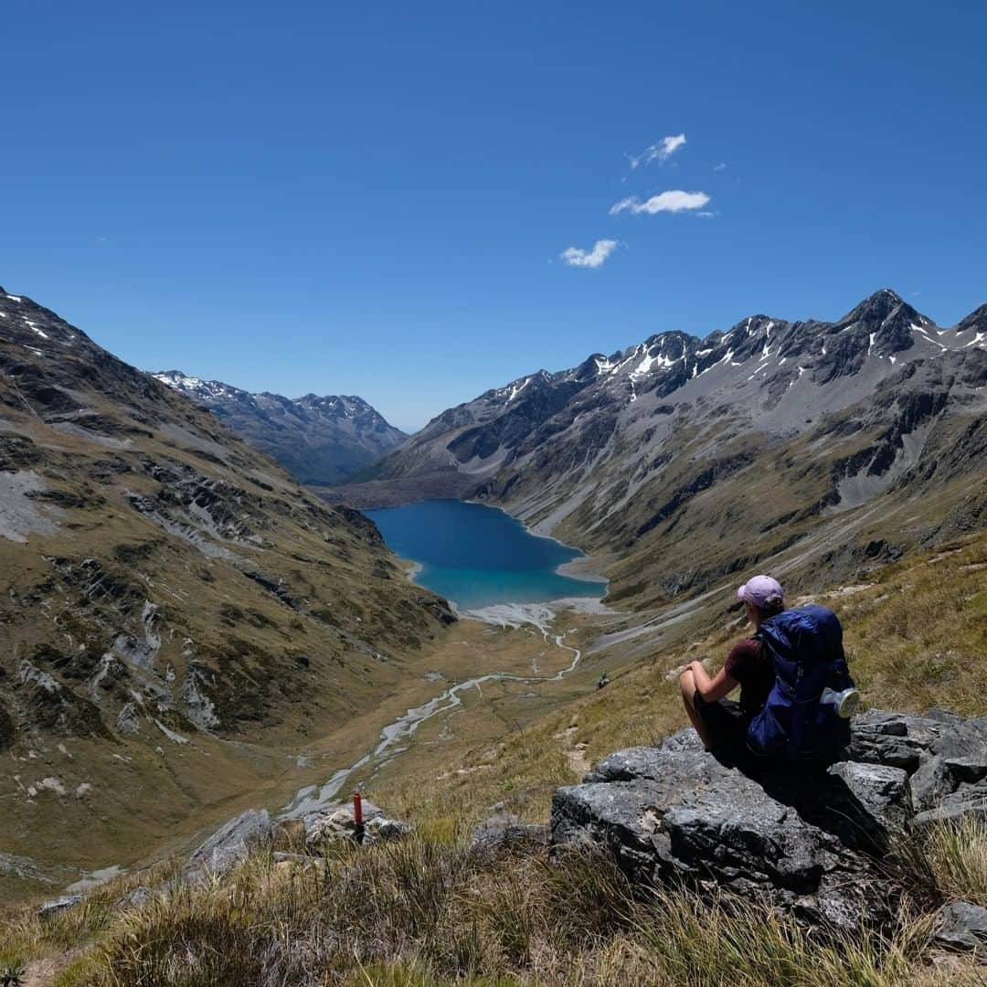 オスプレーのインスタグラム：「"On life and peaks it is the same. With strength we win the grail, but courage is the thing we need to face the downward trail.” - Jacob Clifford Moomaw | 📷 by @michelholleman | Featured pack from the Exos/Eja Series #ospreypacks」