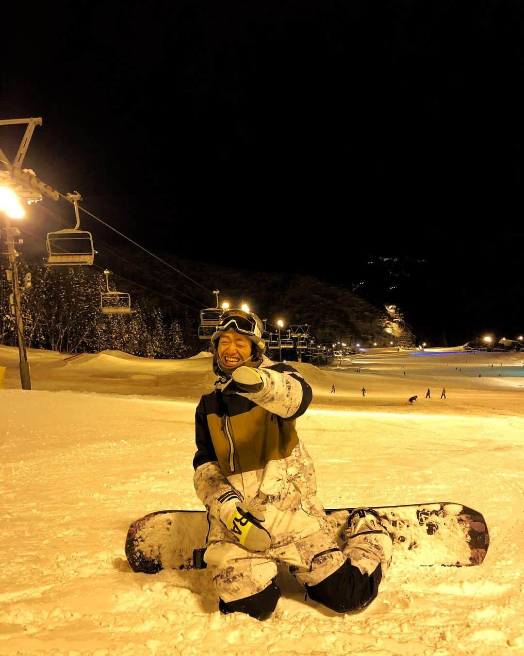 hoshinofumikaさんのインスタグラム写真 - (hoshinofumikaInstagram)「Night shredding w fun boy 😎 神立のナイター初めて行きました。 衝撃！！😩🥺💦 まぢで日本一綺麗だと思う🥺✨ 「文香！見てみぃ、あれがオリオン座や！」 ってロマンチックな たくみくんとシャルウィーダンスしてきたわ！😌笑 朝から夜まで笑いまくった スノーボードdayでした！ 綺麗な神立ナイター動画 たのしみにしててね💫✨ 大切な人、連れて行ってあげてほしいリゾートNo. 1。 絶対忘れられない日になる💫 なんと夜中2時までしてるのも素敵 @insta.kandatsu 🤍🤍 これはゲレンデマジックにかかるわ😻 . . .  #snowboarding #snowboard #snow #winter #japan #ootd #スノーボード #スノボ #スノボー #スノボ女子 #スノボ好きな人と繋がりたい #冬 #スキー場 #スキー #ksr #神立スノーリゾート #ナイタースノーボード」2月21日 6時40分 - fumika_hoshino