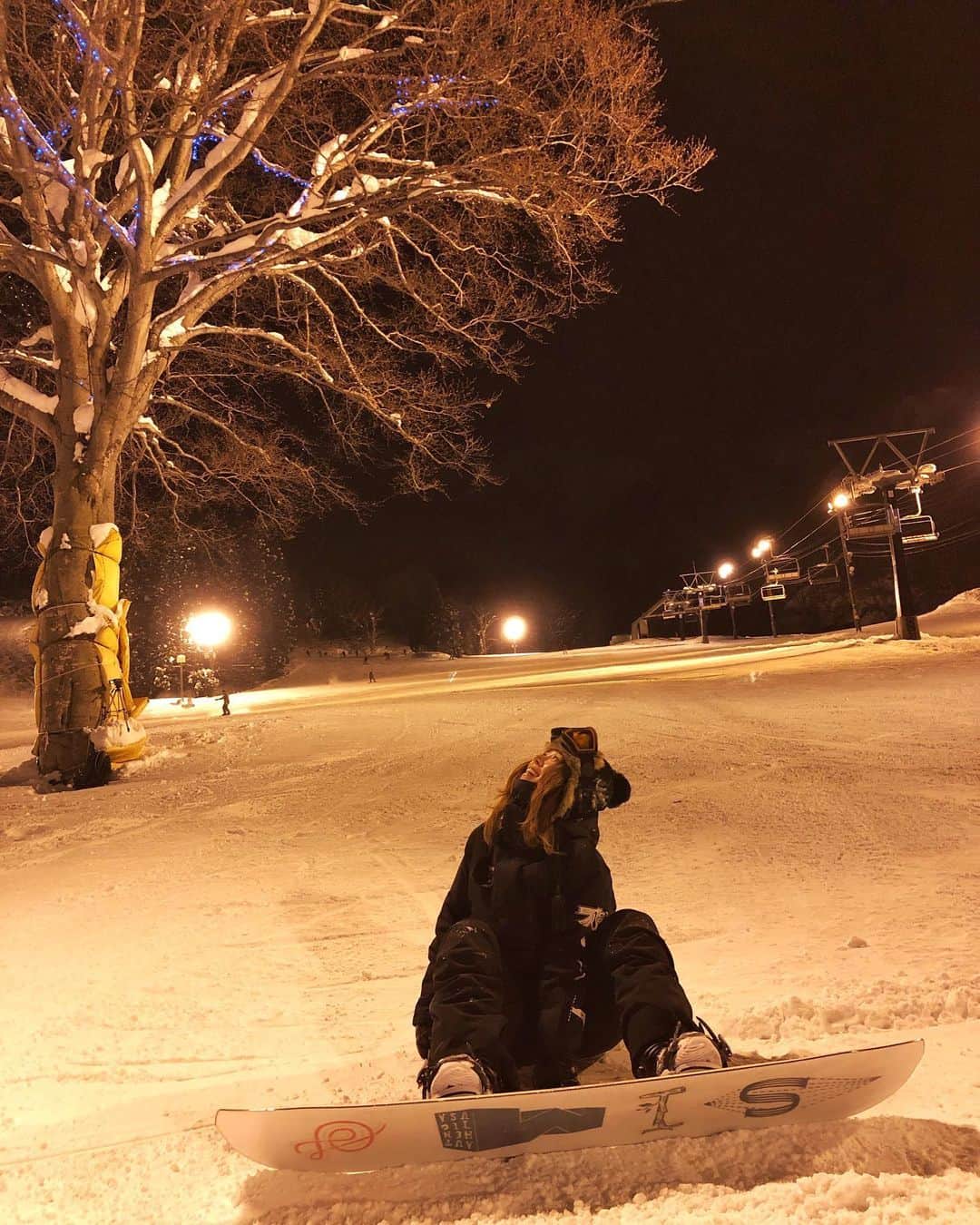 hoshinofumikaのインスタグラム：「Night shredding w fun boy 😎 神立のナイター初めて行きました。 衝撃！！😩🥺💦 まぢで日本一綺麗だと思う🥺✨ 「文香！見てみぃ、あれがオリオン座や！」 ってロマンチックな たくみくんとシャルウィーダンスしてきたわ！😌笑 朝から夜まで笑いまくった スノーボードdayでした！ 綺麗な神立ナイター動画 たのしみにしててね💫✨ 大切な人、連れて行ってあげてほしいリゾートNo. 1。 絶対忘れられない日になる💫 なんと夜中2時までしてるのも素敵 @insta.kandatsu 🤍🤍 これはゲレンデマジックにかかるわ😻 . . .  #snowboarding #snowboard #snow #winter #japan #ootd #スノーボード #スノボ #スノボー #スノボ女子 #スノボ好きな人と繋がりたい #冬 #スキー場 #スキー #ksr #神立スノーリゾート #ナイタースノーボード」