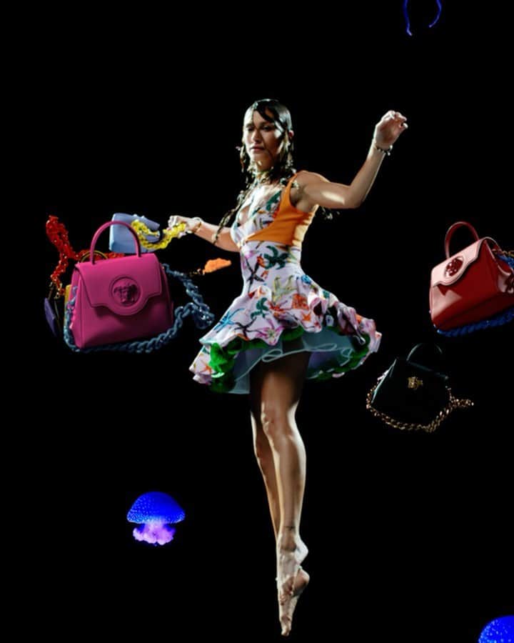 ジャンニヴェルサーチのインスタグラム：「Eternal beauty - Medusa appears in the creations of artists from every era. She is an awe-inspiring image that attracts desire and wards off negativity. Each #VersaceLaMedusa bag is adorned with a central Medusa plaque. @haileybieber floats surrounded by La Medusa bags.   Learn more through the link in bio. #VersaceSS21」