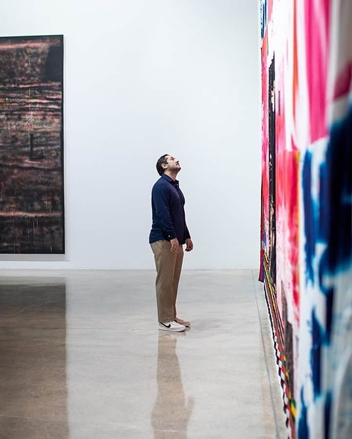MR PORTERのインスタグラム：「Next up are two big private collections that have morphed into fabulous private museums: the De La Cruz Collection, which is right next door to the ICA Miami, and the Rubell Museum, on the other side of the interstate freeway. The latter houses some 7,000-plus works by more than 1,000 artists, acquired one at a time by collectors Mr Don and Ms Mera Rubell over the past 50 years  📷: “SP177”, 2011 (left) and “Flag”, 2014 (right) by Mr Sterling Ruby. Installation view at The Rubell Museum, Miami. © Sterling Ruby」