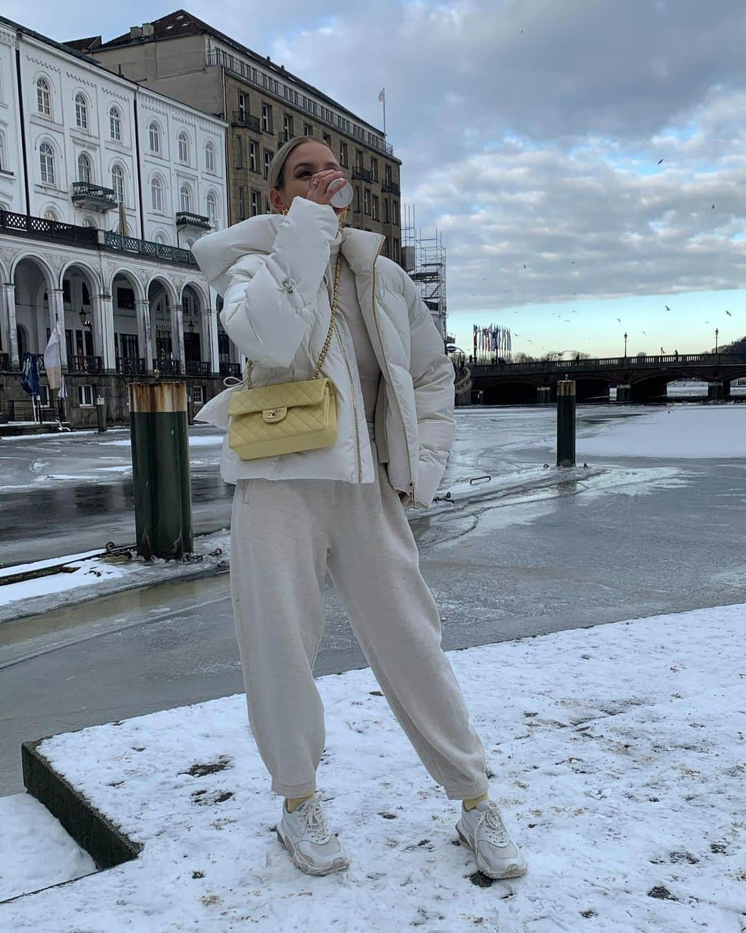 レオニー・ハンネさんのインスタグラム写真 - (レオニー・ハンネInstagram)「Some fits from last week’s coffee walks (pre spring arrival!) 🍦 Anzeige/Tags」2月21日 6時57分 - leoniehanne