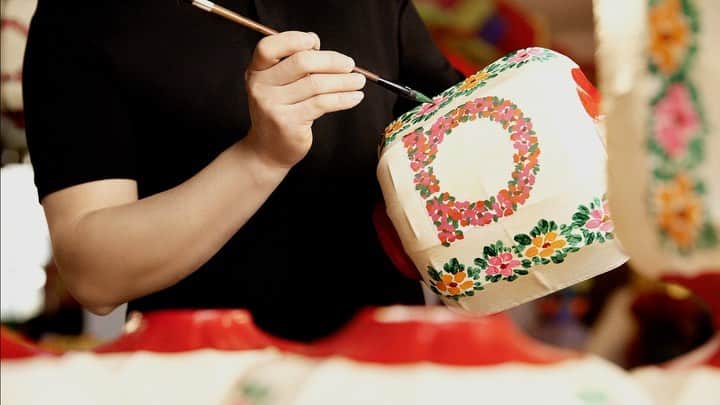 サルヴァトーレ・フェラガモのインスタグラム：「The Gancini Iconic takes a modern expression of an indelible icon from the house of Ferragamo, collaborating with local artists and communities and linking art, culture and fashion, unswerving constants of the Ferragamo DNA and mission. ​​Introducing lantern designer Huang Hongyu, the second generation in a family of master lantern makers creates, who creates floral Gancini lanterns, perfectly complementing the Gancini Iconic PS21 selection in stores, featuring the bucolic Ferragamo silk prints. #Gancini」