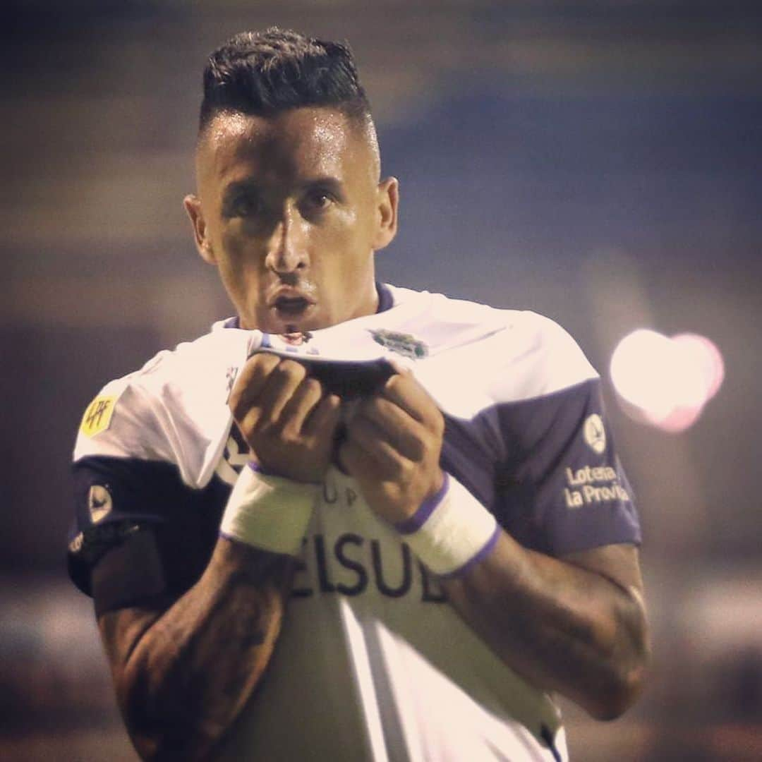 ルーカス・バリオスのインスタグラム：「Seguimos sumando! 🐺💪 Saludos a todos mis seguidores!👍LB#8 ⚽️⚽️  📸.. @evapardofotografia  @gimnasia_oficial」