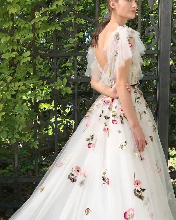 Monique Lhuillierのインスタグラム：「Ethereal Beauty 🤍 #moniquelhuillier #mlbride」