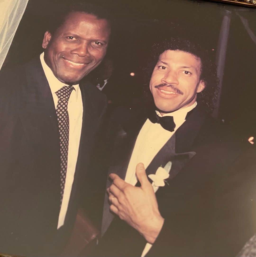 ライオネル・リッチーのインスタグラム：「Happy Birthday to my brilliant mentor. You are an incredible example, Sir Sidney Poitier.」