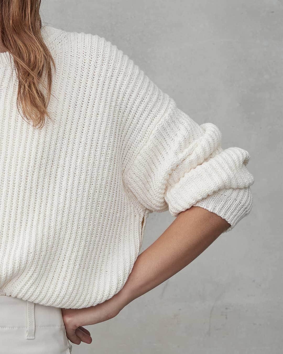 ベイシークのインスタグラム：「knitwear focus. ​ ​the ribbed oversized crew knit, made in a breathable linen and cotton blend. designed for a relaxed fit and complete with signature contrast topstitch. ​ ​#bassike」