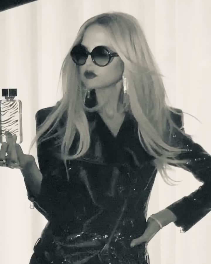 レイチェル・ゾーのインスタグラム：「Introducing my personal favorite new fragrance #WARRIOR ✨  This scent is inspired by every woman who exudes strength and grace despite the many challenges life presents. With magnolia and tuberose notes, I  wanted to create a feeling of power while embracing our beauty and femininity. I believe all women are warriors 🖤👑 . Shop the product tag or link in bio. #empower #strength #bts XoRZ」