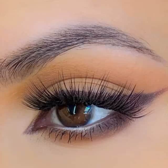 Motives Cosmeticsのインスタグラム：「A little Saturday soft glam by @adrilunamakeup ✨ Have you ever used white liner in your lower lash line? It really can make the eye pop! Adri used some of our single pressed shadows and our Angel Kohl Liner for her lash line to achieve this look 🖤 Adri also used the Motives Pressed shadows in Cappuccino and Juicy Plum 💋」