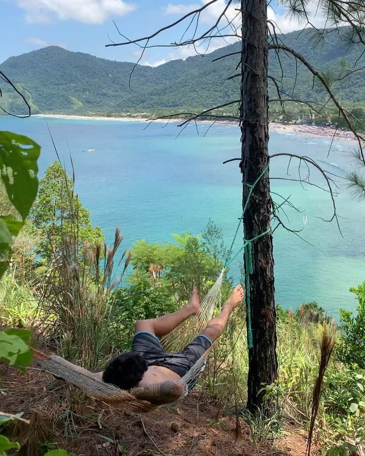 ガブリエル・メディーナのインスタグラム：「A natureza é perfeita e temos muito o que aprender com ela.  É preciso ser resiliente como as árvores, que aguentam ventos e tempestades mas mesmo assim se mantém em pé.  É preciso ser paciente como o mar em dias sem onda, aonde acolhe as crianças para brincar.  É preciso ter paz como o vento, que te traz alívio em dias quentes.  É preciso dar valor a cada segundo pois ele nunca mais voltará.  Dar atenção aos pequenos detalhes da vida que acaba passando em branco no dia a dia.  Não levamos nada dessa terra quando vamos embora. O nosso legado é o que deixamos para os outros. Como falam de nós e como vamos ser lembrados. Como inspiramos alguém. Os relacionamentos que construímos ao longo da vida. Isso é o que realmente importa.  Pois, que adianta ao homem ganhar o mundo inteiro e perder a sua alma?」
