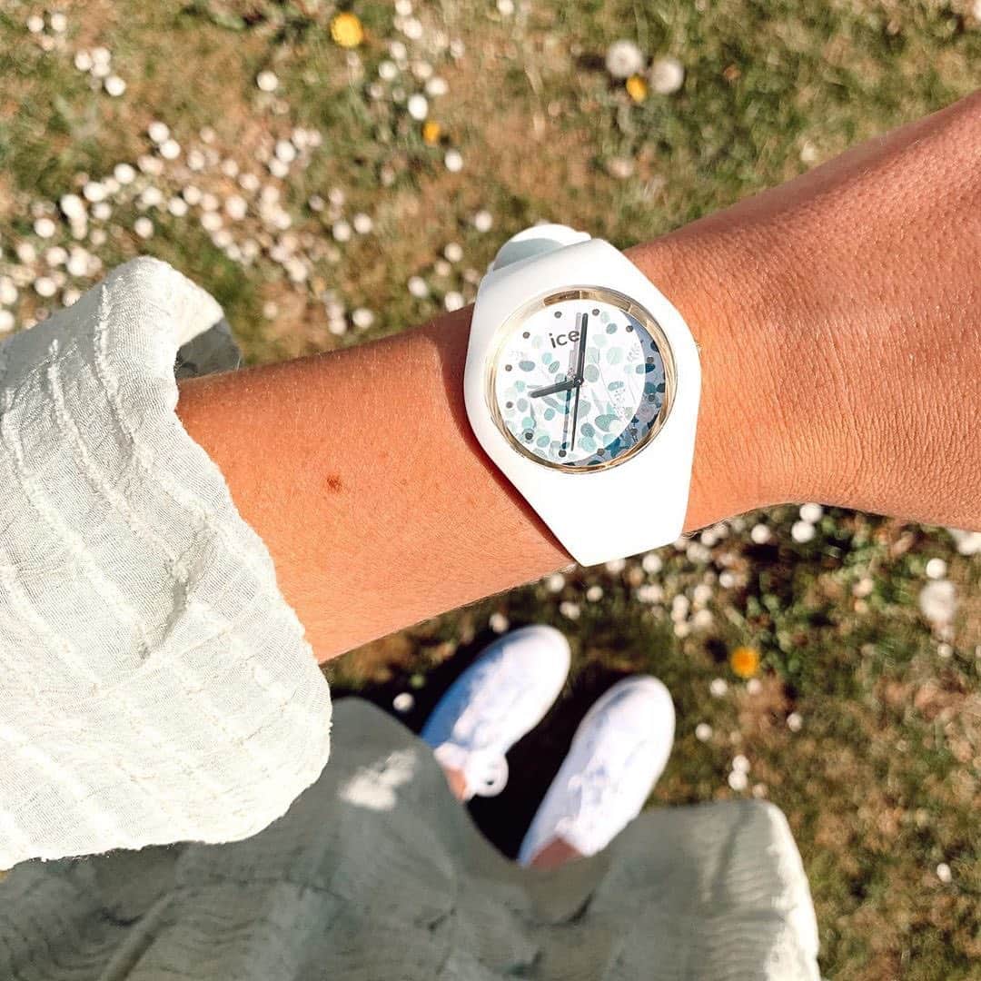 のインスタグラム：「Succumb to the natural beauty of ICE flower watches! 🌸 Soft and feminine, these watches inspired by nature come in a wide variety of floral and nuanced patterns 💓 (📸 @lovely__blondie)  #icewatch #changeyoucan #iceflower #flowers #timetoshine #flowerpower #love #happy #spring」