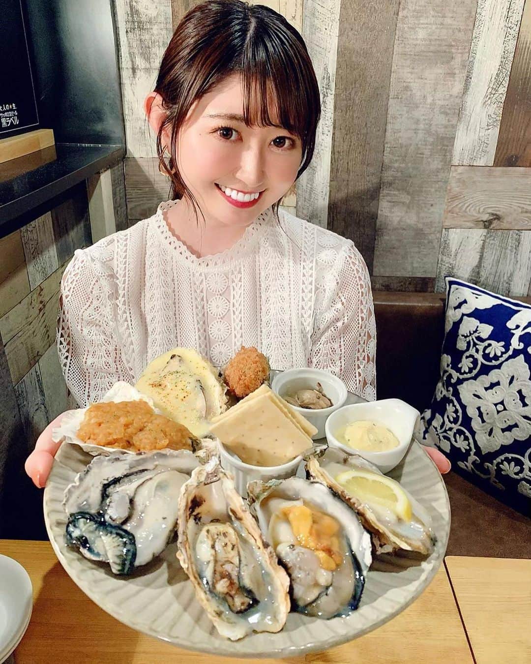 坂口莉果子のインスタグラム：「新宿の隠れ家イタリアンレストランUMIバルさん( @umibal.shinjuku  )へ牡蠣を食べに行ってきました🦪 どのお料理もとっても美味しかった💓 「牡蠣の9種盛り」はいろんな牡蠣のお料理のバリエーションが楽しめるので牡蠣好きな方におすすめ！🥰  サプライズプレートのサービスもあるので記念日などにいいかも✨  📕注文メニュー ・牡蠣9種盛り🦪 ・炙り！！チーズケーキ🧀 ・パンナコッタ🍮 ・フレッシュトマトとモッツアレラチーズのカプレーゼ🍅 ・カマンベールチーズアヒージョ🧀 ・トリュフ香るきのこのリゾット🍄 ・ホエー豚肩ロースのグリル🥩  ・ ・ ・ #japan #tokyo #oyster #oysterbar #italian #restaurant #dinner #seafood #japan_of_insta  #日本 #東京 #新宿 #UMIバル #新宿グルメ #新宿ディナー #東京グルメ #東京ディナー #東京イタリアン #pr #トリドリベース #グルメ #イタリアン #オイスターバー #オイスター #牡蠣 #牡蠣フライ #カプレーゼ #チーズ #デザート #プレート」