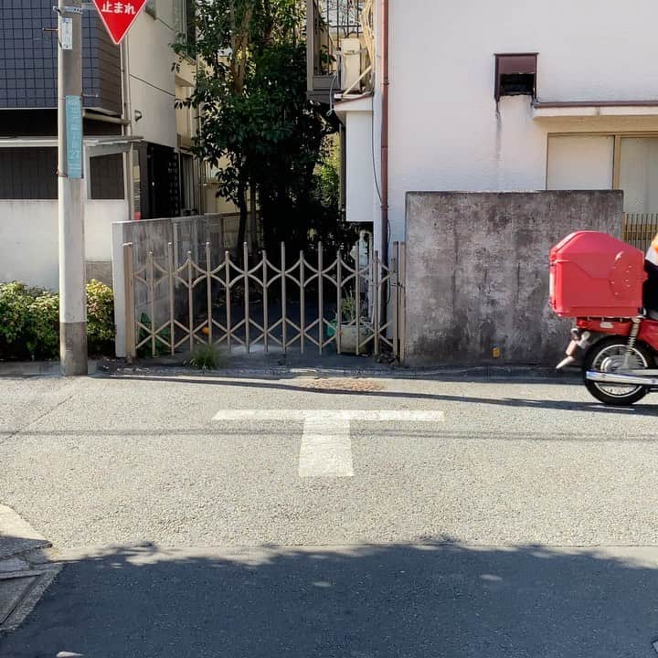 宗洸志のインスタグラム：「『今日のコーデ』 朝ちょっと早起きするといい気分で1日がすごせるよね。 寝る時は最近パジャマ派。フルーツオブザルームの赤のピンストライプのパジャマにポイントは100均のピンクのサンダル。郵便屋さんも急遽参加してくれました。 #さんだる#お笑い#走り抜けコーデ#全速力#パジャマ#朝活#popeye#郵便屋さん」