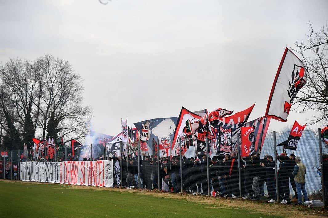 のインスタグラム：「Tempo di Derby ⏳❤️🖤 @acmilan」