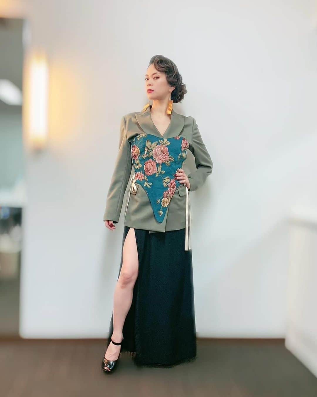 小柳ゆきのインスタグラム：「今回のお衣装＆ヘアメイクも素敵でした😊 いつもありがとうーーー！！！  ジャケット: @aoiwanaka.official  ビスチェ: @mizuki_ikekita  白フリル: @eminochi   styling: @stokyo.uma  hair&make: @takechanmanhappy」