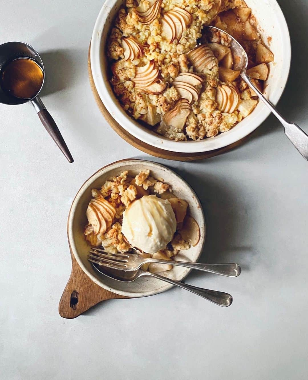 Chinamiさんのインスタグラム写真 - (ChinamiInstagram)「In the apple season, my friend taught me this British oaty apple crumble adds a twist to the traditional one with the additional ingredients tofu in the filling.  It was really delicious and healthy. A great dessert for sunny tea time.☕️🥄 #apple #dessert #teatime  豆腐が入ったアップルクランブル🥣 #りんご🍎」2月20日 22時26分 - chinamiphoto