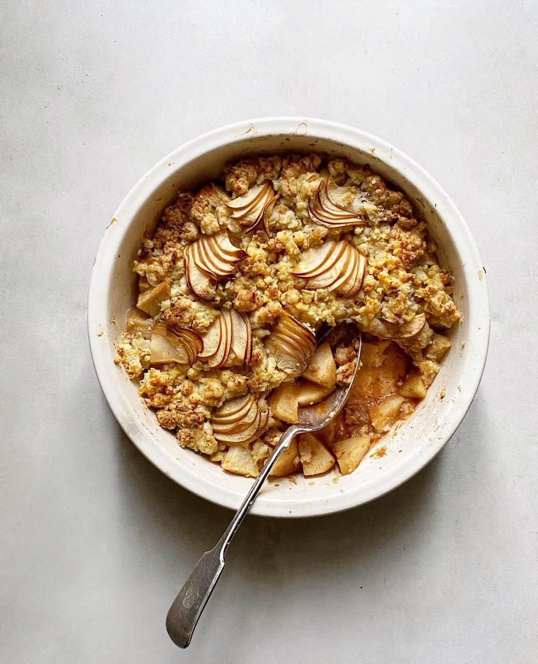 のインスタグラム：「In the apple season, my friend taught me this British oaty apple crumble adds a twist to the traditional one with the additional ingredients tofu in the filling.  It was really delicious and healthy. A great dessert for sunny tea time.☕️🥄 #apple #dessert #teatime  豆腐が入ったアップルクランブル🥣 #りんご🍎」