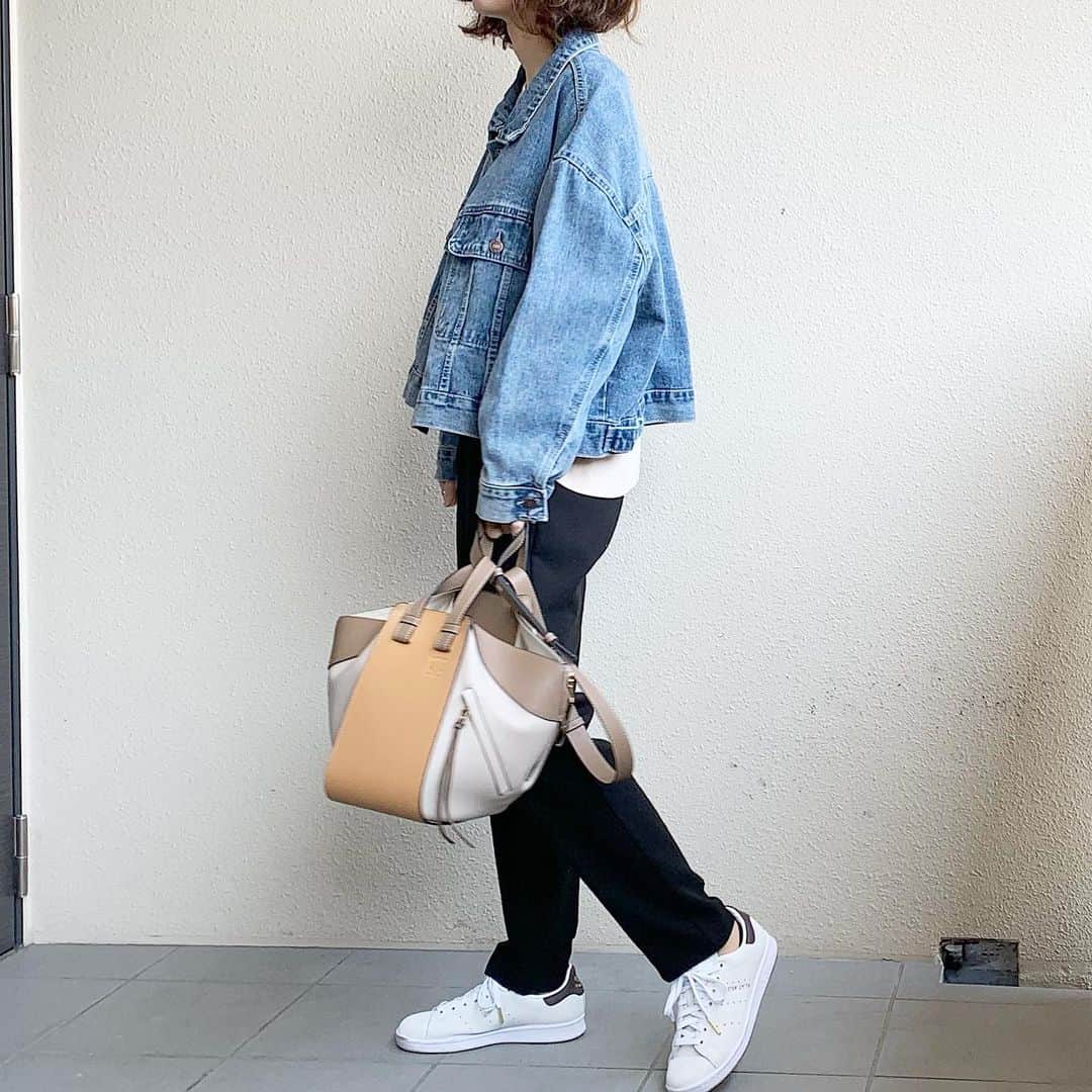 sayasu__のインスタグラム：「・ 2020.2.20 ・ 今日は暖かくていいお天気☀️ ・ 昼間はGジャン着てたら 暑いくらいやった😂 ・ ・ ほんとは今日は生活発表会やったけど 緊急事態宣言が解除されてないから 来月に変更に… 子どもたちも楽しみにしてたのに 残念すぎる😭😭 #モチベーションたもてるんやろか🙄 ・ ・ #zara#ザラ#ハイウエストパンツ#スウェット#clothesshopedo#edo#デニムジャケット#Ｇジャン #adidas#アディダス#スタンススミス#loewe#ロエベ #ハンモックバッグ#ハンモック ・ アイテム詳細はトップページのPARTEから飛べます✨ ・」