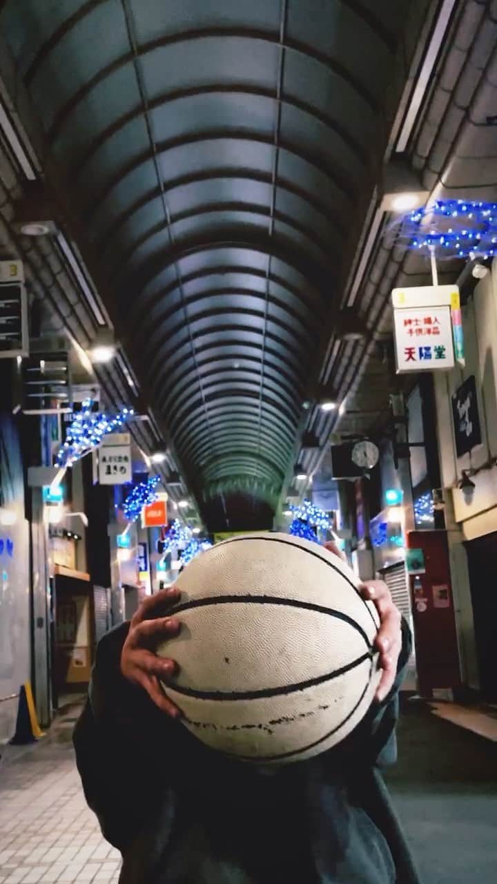 のインスタグラム：「style unknown ﻿ camera: @nock_fsb 😂🙏﻿ #freestylebasketball﻿ #miming #sphering #freestylesports ﻿ #streetdance ﻿ ﻿ 🎵: #sebjin - #rage」