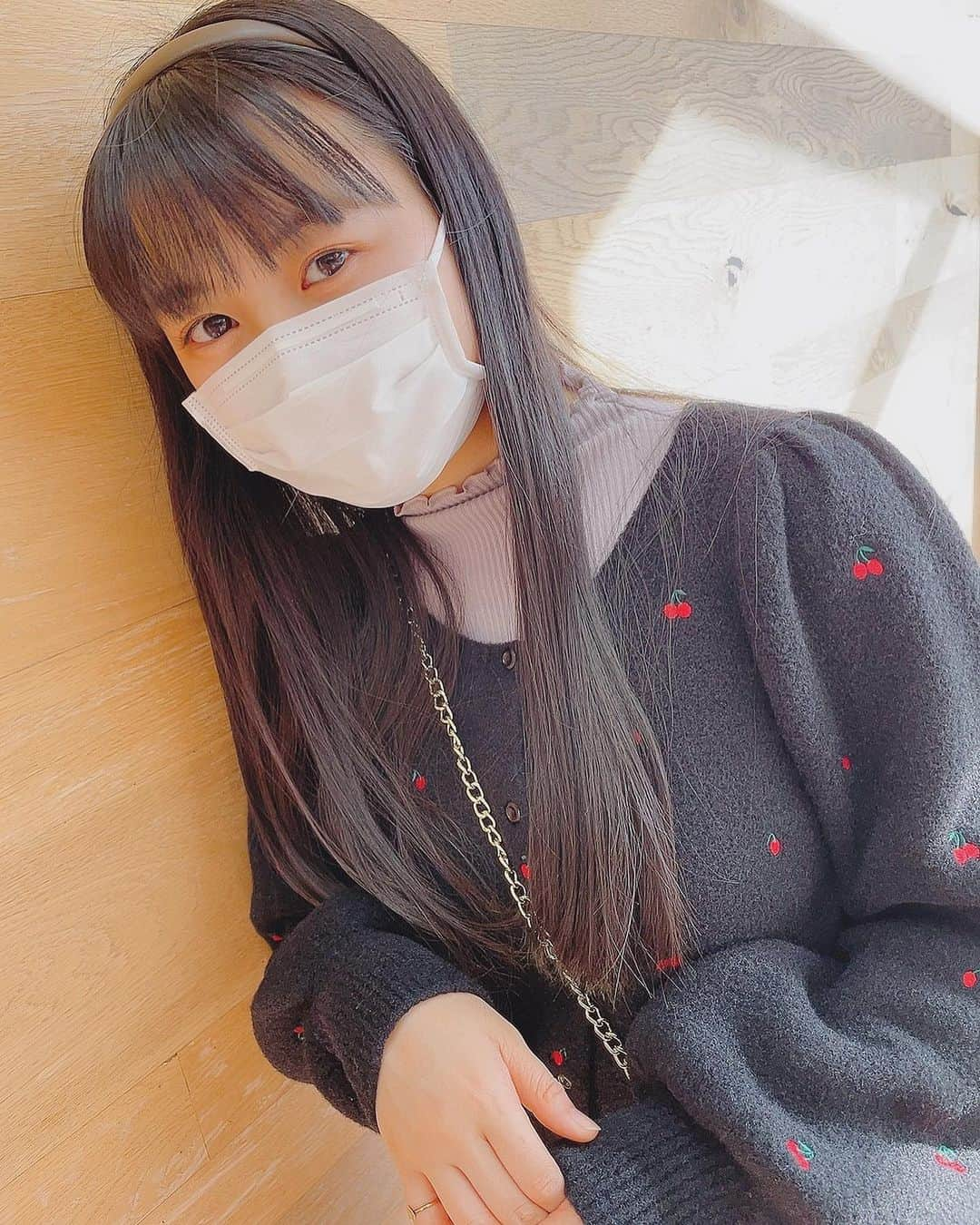 吉川ひよりさんのインスタグラム写真 - (吉川ひよりInstagram)「✿ ✿ ✿ ✿ ﻿ ﻿ ☀️☀️☀️⸜❤︎⸝ ﻿ ﻿ 今日もぽかぽか暖かいお天気でしたね♡﻿ 少し遠い距離の運転をしました〜♬﻿ ﻿ ﻿ お気に入りの🍒カーディガンに﻿ 最近好きな色のむらさきのハイネックを合わせてみました〜☺︎☺︎☺︎﻿ 赤チェックのスカートは古着屋さんにてワンコインでgetした!!見つけた時happyになったスカートなんです❤️﻿ ﻿ そしてひよりの大好きな親友ちゃんに似合う〜と褒めてもらったのでカチューシャデビュー✨﻿ どうですか？？☺︎﻿ ﻿ #piyochanstagram﻿ #春服　#今日のコーデ﻿ #カーディガン﻿ #チェックスカート﻿ #古着　#カチューシャ﻿ #さくらんぼ柄﻿ #プチプラコーデ﻿」2月20日 22時27分 - hiyori_yoshikawa_official